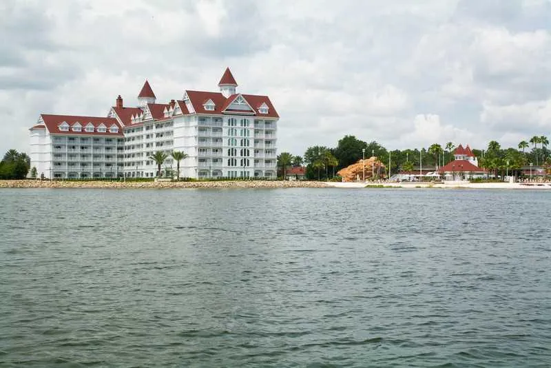 Imagem ilustrativa da imagem Disney fecha praias para facilitar busca pela criança arrastada por jacaré