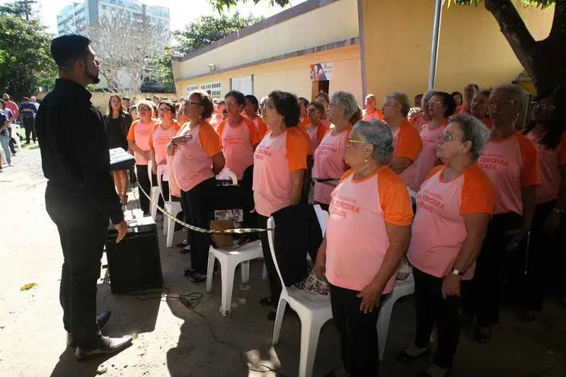 O evento teve apresentações do Coral da Terceira Idade, Orquestra de Flautas e banda marcial