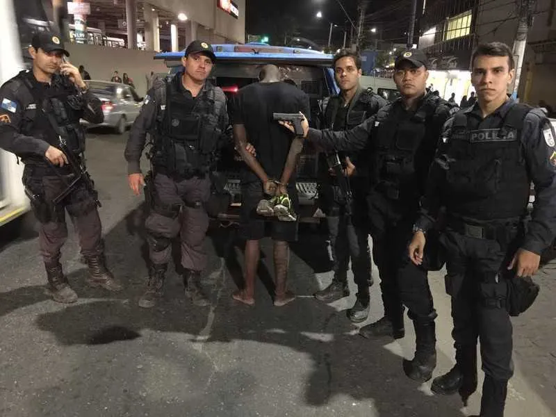 Gabriel, que conduzia a motocicleta, se entregou aos policiais militares e acabou preso em flagrante
