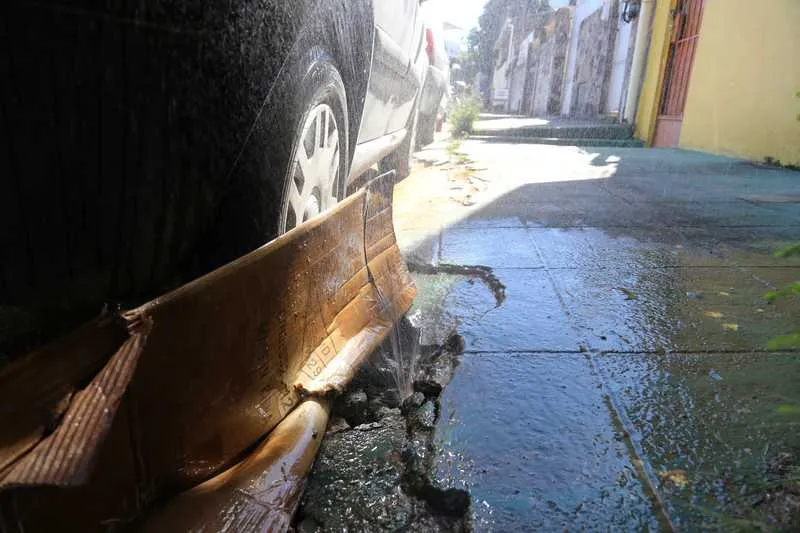 Á água limpa e cristalina que deveria estar saindo das torneiras de moradores e comerciantes da Rua Arthur Silva, em Alcântara, está sendo desperdiçada numa tubulação em frente ao número 180 da mesma via. Na Rua Ana Bignon, no Barro Vermelho, a deficiência no abastecimento não é diferente.