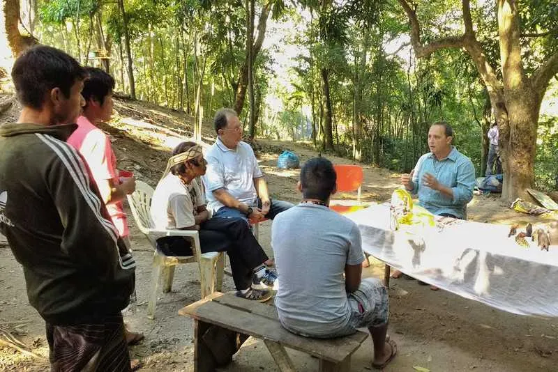 Waldeck esteve nas comunidades conversando com os índios