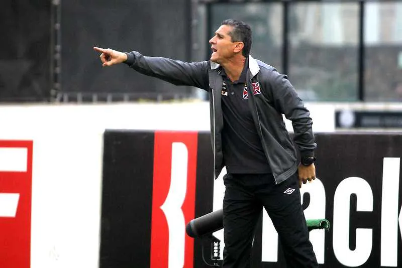  Após lua de mel com torcida, Jorginho é vaiado em São Januário