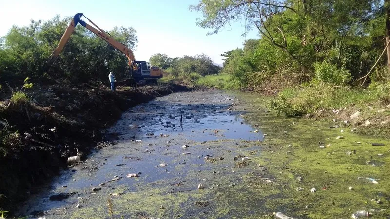Prefeitura está limpando os canais do Salgueiro e Inea faz a dragagem dos rios Brandoas e Alcântara