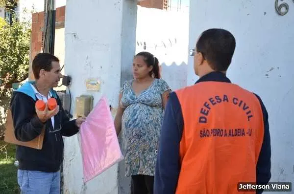 Agentes da Defesa Civil entregaram mosquiteiros e repelentes para as grávidas da Baleia

