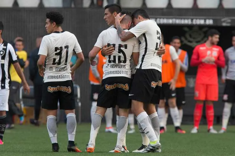  Bruno Henrique fez dois gols e recebeu elogios dos colegas