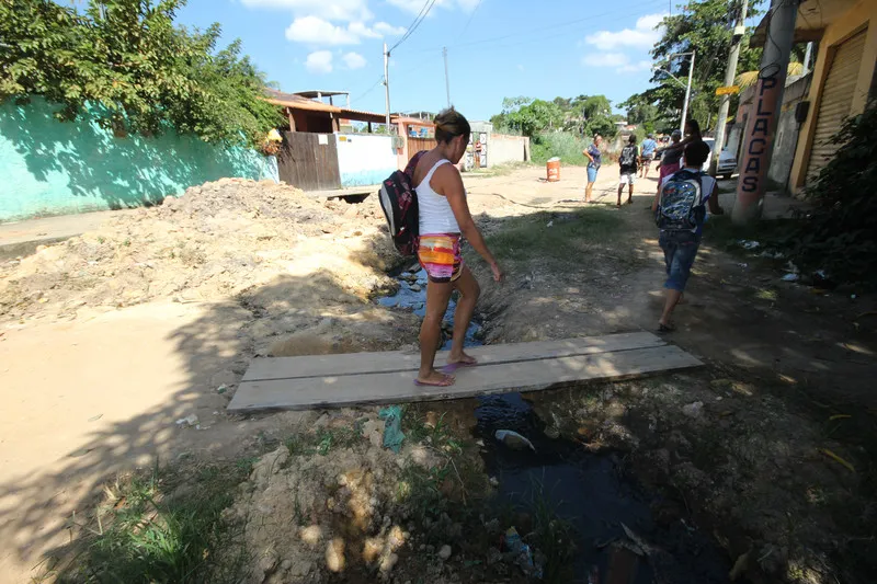 Com as chuvas de março, as manilhas estouraram e o esgoto passou a correr a céu aberto no meio da rua