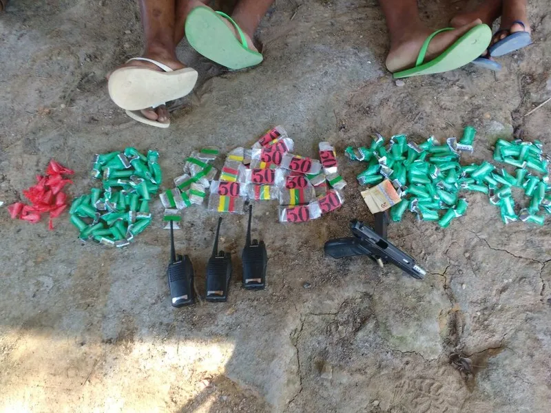 Na ação, militares apreenderam uma pistola, rádios transmissores e grande quantidade de drogas
