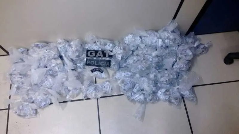 Policiais apreenderam 2420 trouxinhas de maconha e 1147 cápsulas de cocaína numa casa