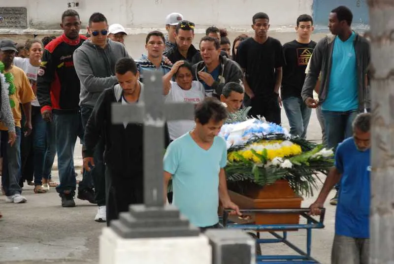 Cerca de 200 pessoas acompanharam o enterro do corpo da balconista, na tarde de ontem, no Cemitério de São Miguel, em S. Gonçalo