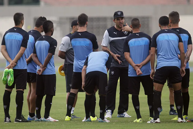 No fim da atividade em General Severiano, o técnico Ricardo Gomes reuniu os jogadores e conversou sobre o clássico de domingo