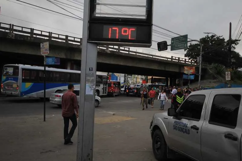 Ambulantes de Alcântara querem lucrar com artigos para o frio