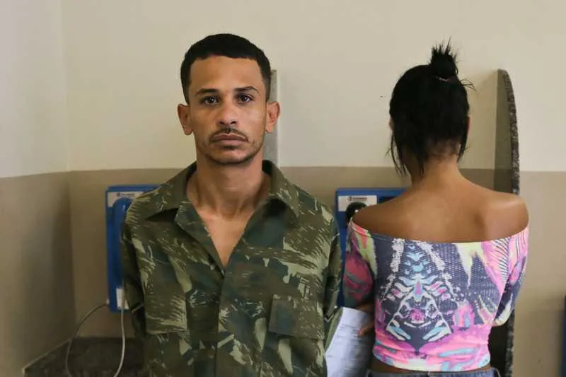 Maycon e a menor foram flagrados com duas pistolas e drogas