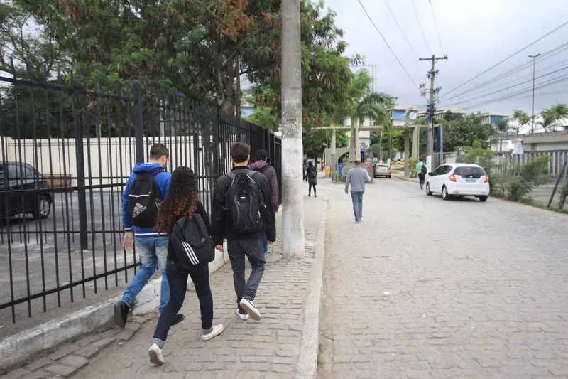 Com medo da violência, alunos costumam andar em grupos