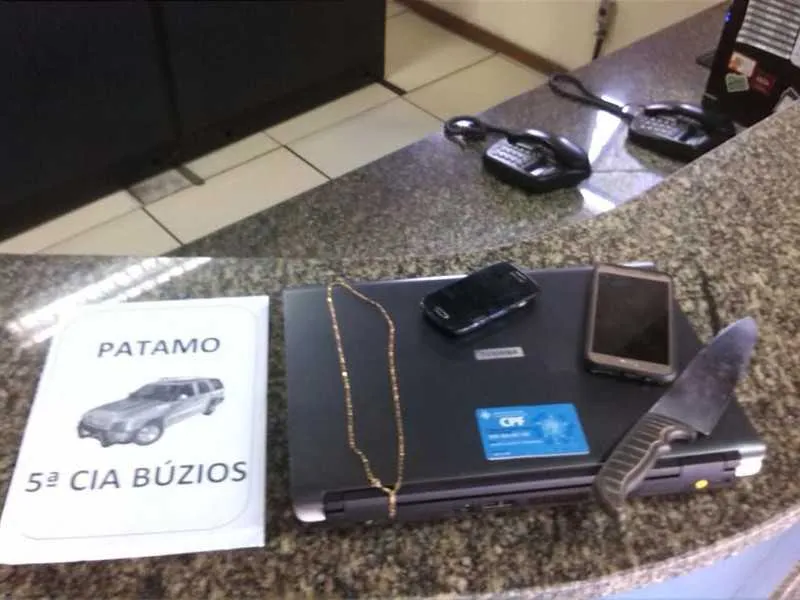 Em Búzios, suspeitos de assaltar residências de luxo foram presos com jóias, celulares e faca