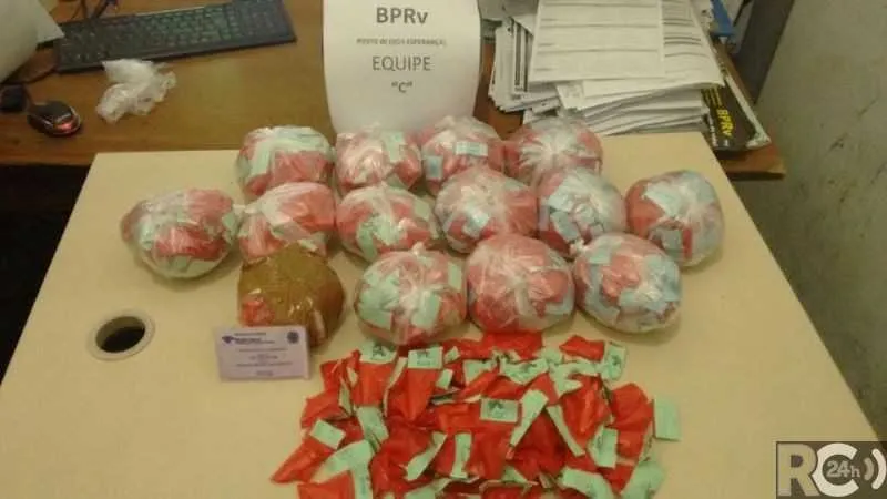 As drogas estavam em uma bolsa e iriam ser entregues a trafiacantes em São Pedro da Aldeia