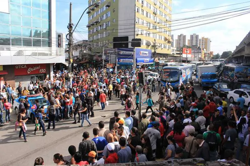Estudantes fecharam duas das principais vias de Alcântara, causando tumulto e engarrafamento