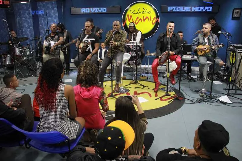 Cerca de 50 fãs acompanharam o show ao vivo na noite de terça
