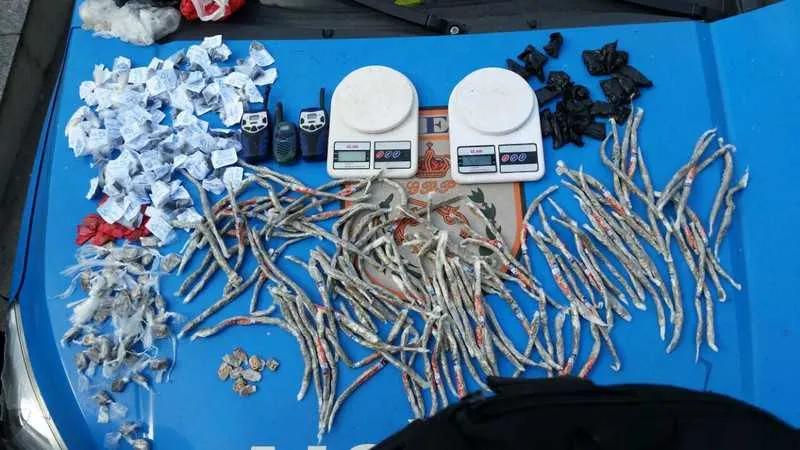 Dupla estava com maconha e material para embalar drogas