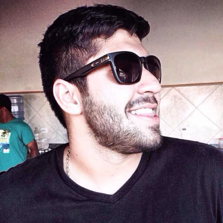 Vinicius seguia de carro com a família para casa, em Saquarema, quando criminosos tentaram roubar o veículo e efetuaram um único disparo, que atingiu o peito do jovem