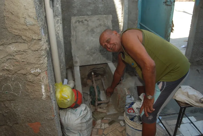 Seu Genival, 72, disse que o serviço de abastecimento da Cedae vem piorando ao longo do tempo