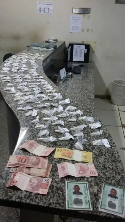 No ‘esconderijo’ do tráfico, haviam 1.580 papelotes de cocaína, 4 quilos de maconha e 125 munições