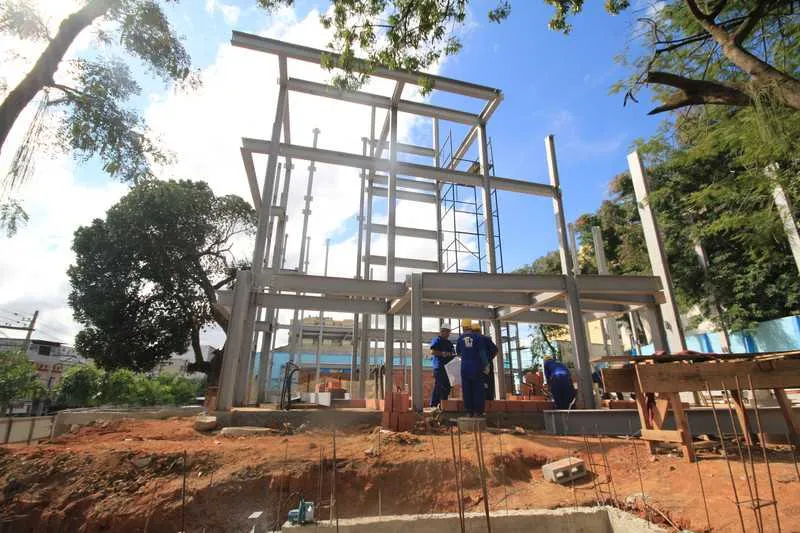 Estruturas que formam a base do teatro já foram posicionadas