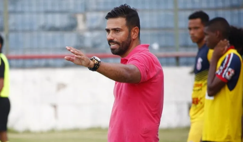 Além de técnico, Thiago Thomaz é o vice-presidente do clube