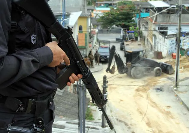 Agentes removeram detritos que obstruíam ruas da comunidade