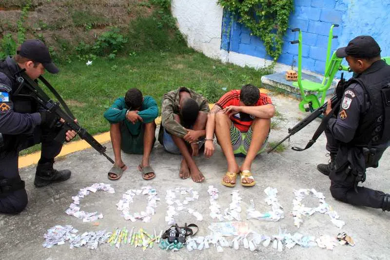 Jovens foram flagrados por PMs na localidade do Lixinho
