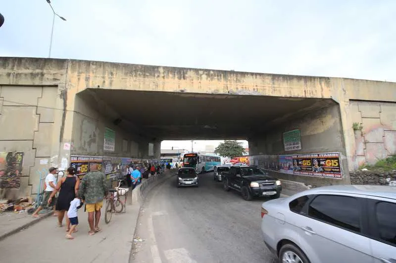 O trânsito foi alterado para a realização de obras de manutenção no viaduto de Manilha