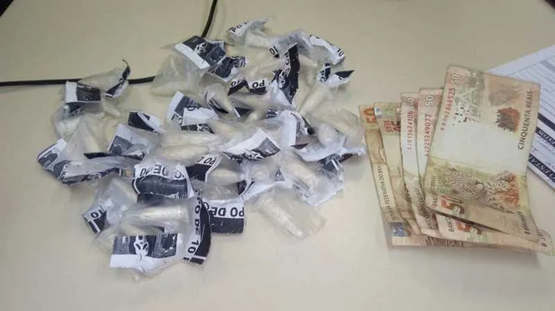 Em Araruama, foram apreendidos uma espingarda, munições, cápsulas de cocaína e maconha