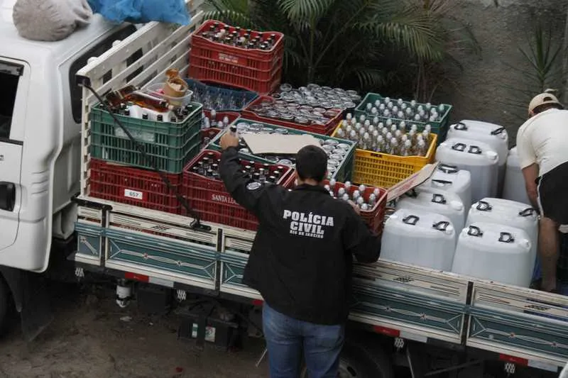  Agentes apreenderam centenas de bebidas importadas falsificadas em depósito clandestino
