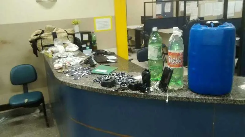 Na ação, PMs apreenderam uma pistola, drogas e ‘radinho’