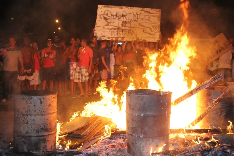 Manifestantes queimaram objetos em protesto contra aumento no número de acidentes no local