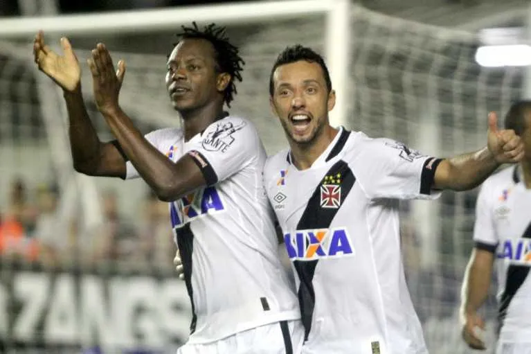 Andrezinho vibra com Nenê, após marcar gol olímpico