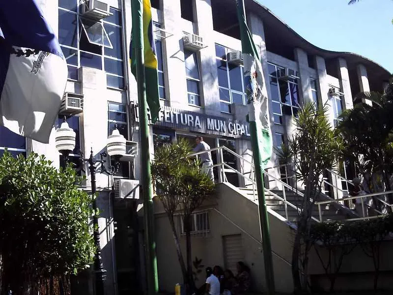 Prefeitura contrata pessoas sem concurso para realizar mesmas funções de concursados