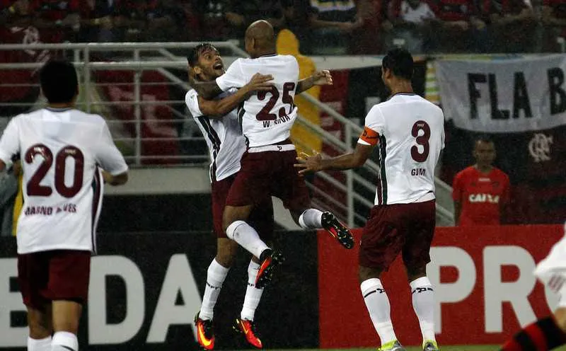 Tricolores comemoram após Willian Arão marcar um gol contra 