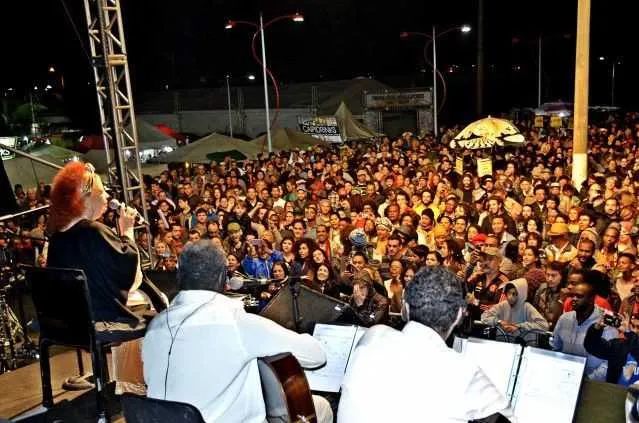  A cantora fez o show dentro do Festival Internacional da Utopia