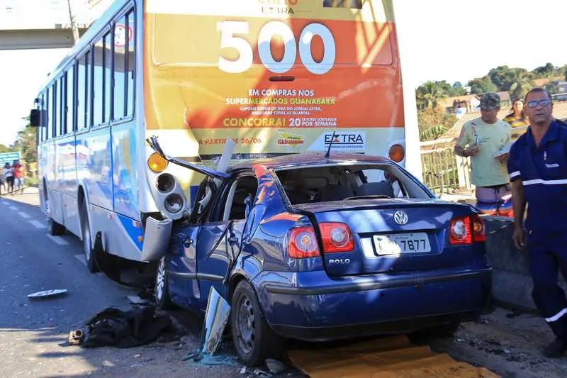 O Polo, dirigido por um dos soldados, bateu na traseira do ônibus que estava parado no acostamento