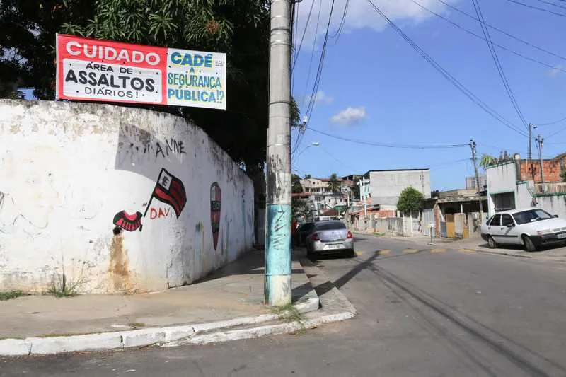 Faixa no Jardim Califórnia alerta para a onda de assaltos