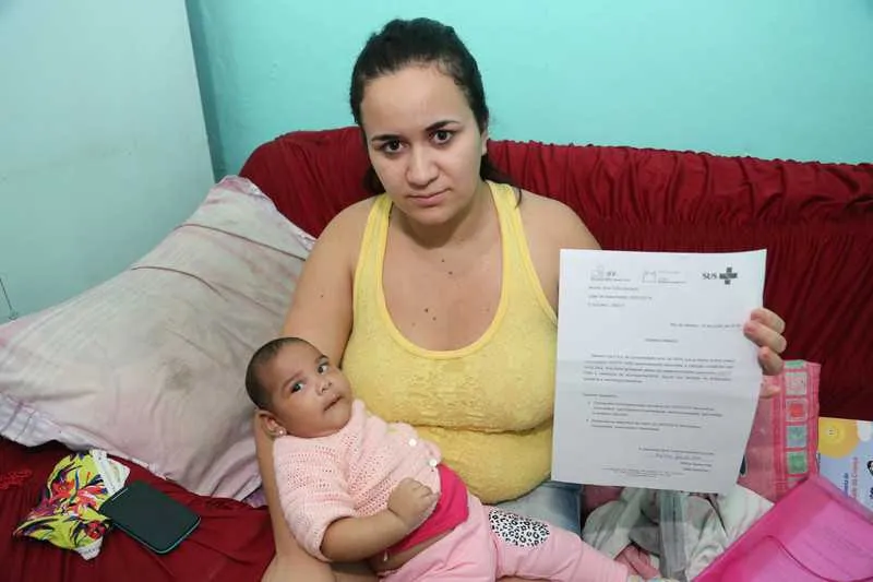 Ketleny teve que deixar o emprego para cuidar da filha de cinco meses, que tem microcefalia