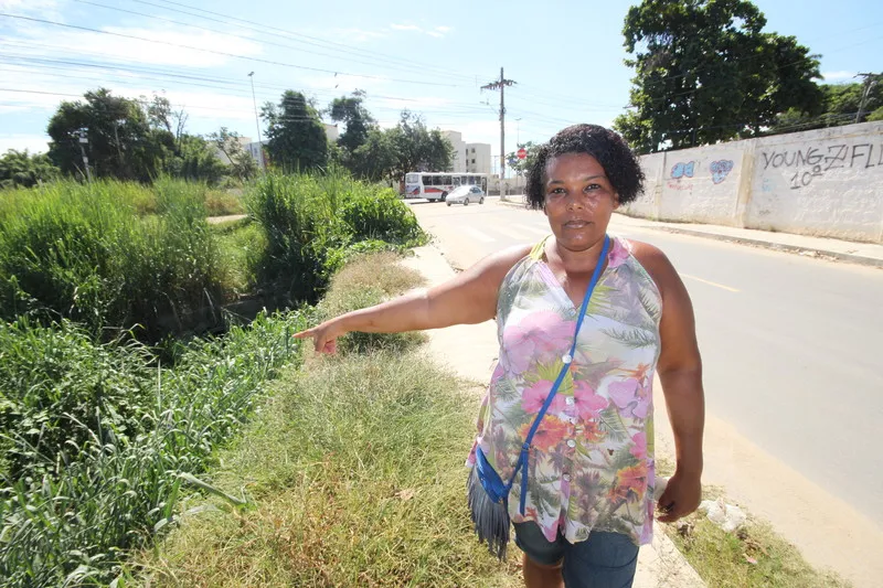 De acordo com moradores, o valão a céu aberto tem provocado a proliferação de roedores