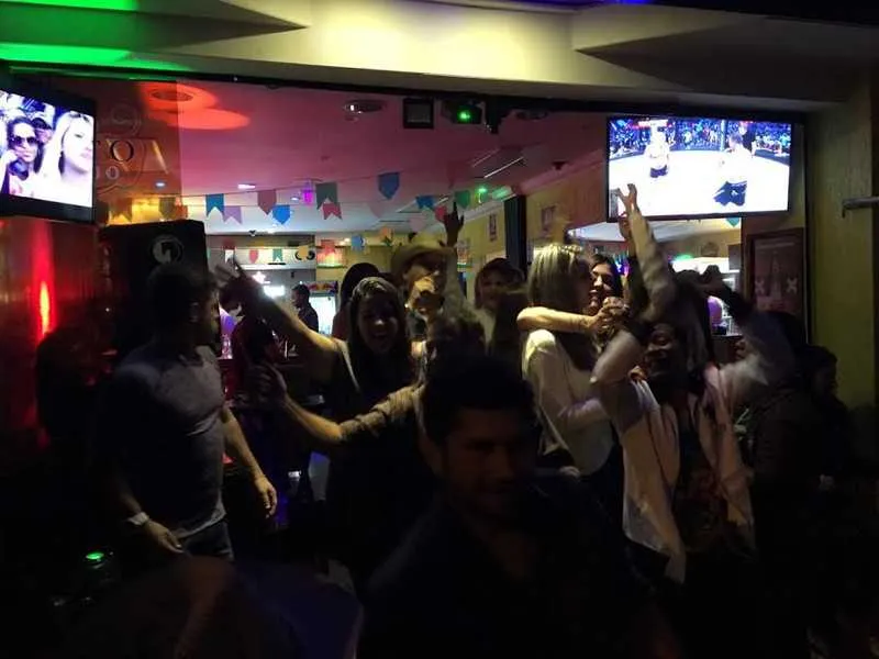Feijoada sertaneja

O mês de julho promete. No primeiro domingo (03), a partir das 13 h, a cidade de Niterói vai servir um prato tradicional, conhecido mundialmente: a feijoada.  Pensando nisso,  o empresário Marco Antônio Ferreira Costa, o 'Marquinho da Academia', decidiu que o Boteco Sertanejo, primeira casa temática do tradicional estilo brasileiro, no bairro Maria Paula, em Niterói, vai servi-lá e será uma atração à parte, com a apresentação do cantor Rafah Lins, que fará um show ao vivo, 