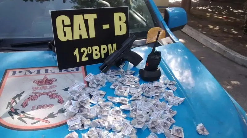 PMs apreenderam uma pistola, drogas e um rádio transmissor