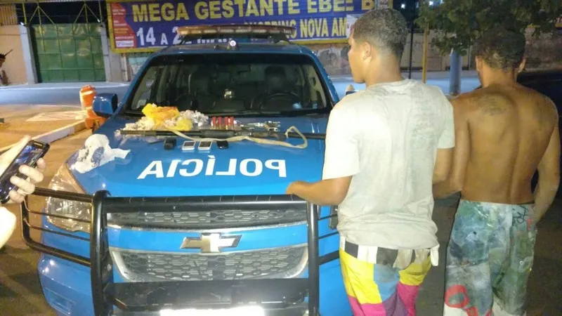 Com acusados, policiais apreenderam armas e drogas