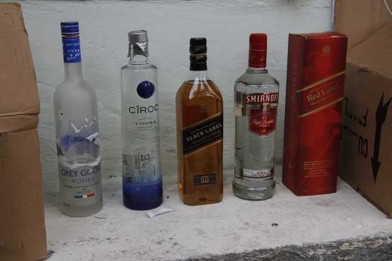 Segundo a polícia, bebidas falsificadas apreendidas em depósito clandestino eram vendidas em bares, boates e até motéis