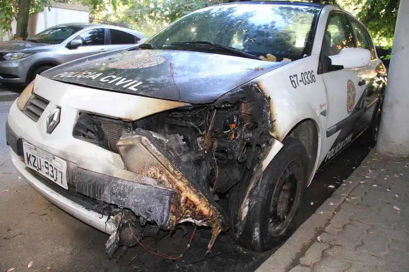 Veículo ficou parcialmente queimado após ação criminosa