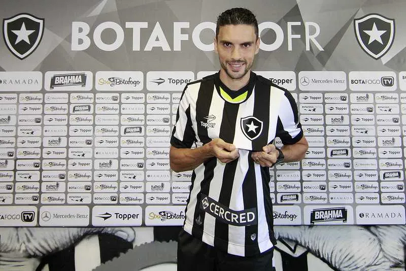 O atacante Rodrigo Pimpão volta a vestir a camisa do Alvinegro contra o Atlético, nesta quinta