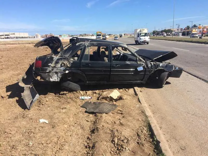 Segundo os bombeiros, quatro pessoas ocupavam o Santana preto. Duas delas sobreviveram