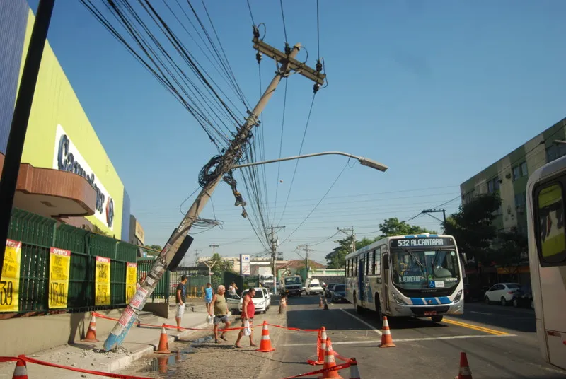 Técnicos da Ampla trabalharam durante toda a manhã para trocar o poste e restabelecer energia